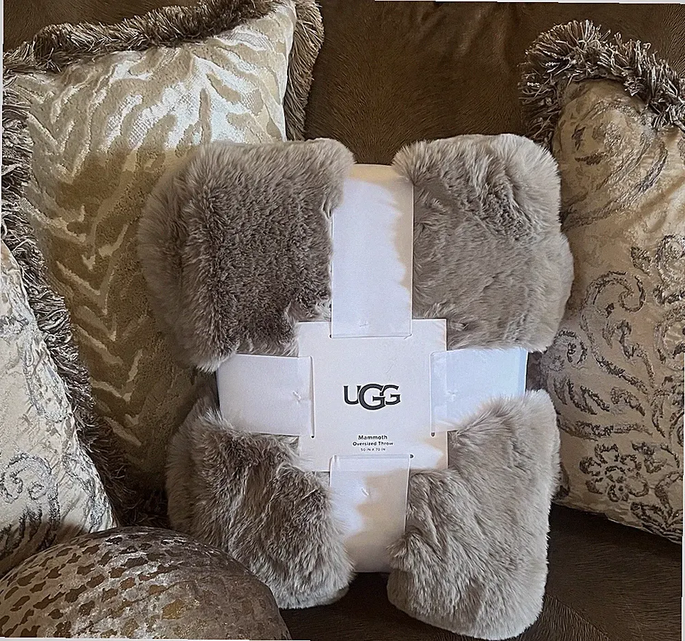 NWT UGG Mammoth Throw Blanket Ultra Soft Faux Fur Oversized 50"x70” Fawn/Brown