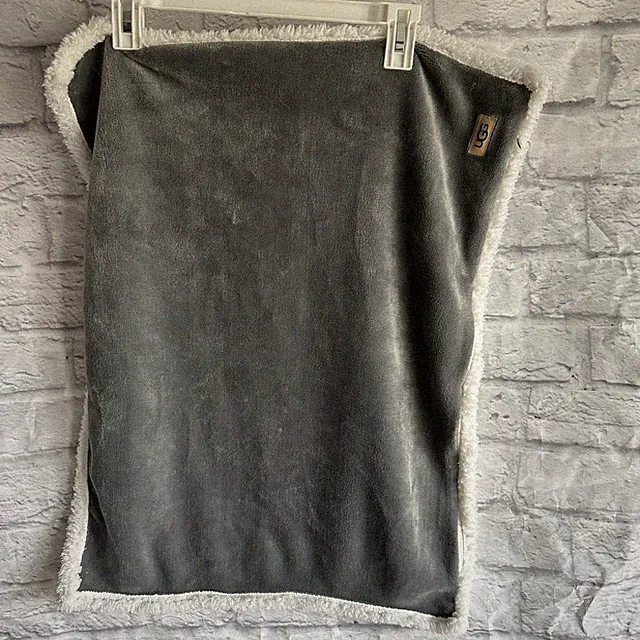 PREOWNED UGG GREY PILLOWCASES SET OF 2 FUZZY STANDARD SIZE