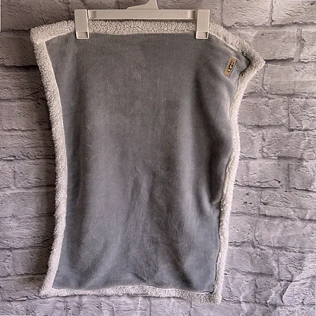 PREOWNED UGG SET OF 2 LIGHT GREY STANDARD SIZE PILLOWCASES FUZZY