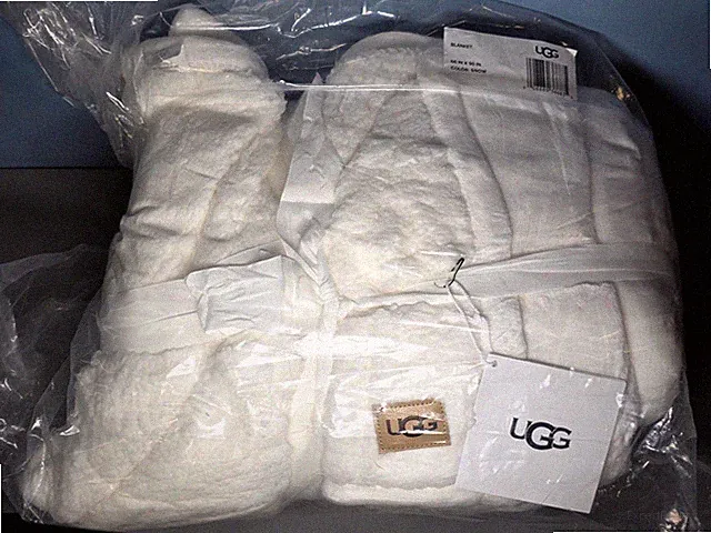 UGG Reversable Blanket 66"x90" Snow White Twin/ Twin XL Fleece Fluffy Cozy Plush