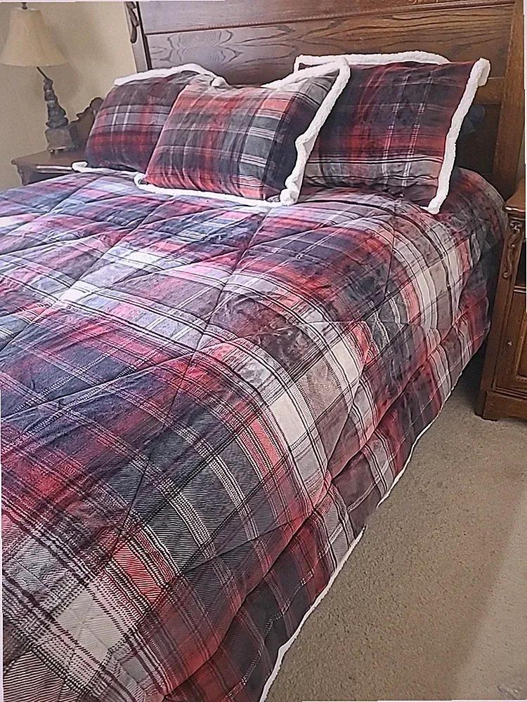 UGG Sample Avery Queen Reversible Sherpa MICRO-PLUSH Comforter Set- 94" X 100"